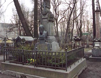 Могила Ф.М. Достоевского на Тихвинском кладбище Александро-Невской лавры