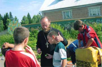 Отец Александр Никитенко беседует с детьми