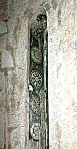 Орнамент в откосе алтарного окна Спасского собора. 1427-1428 гг.